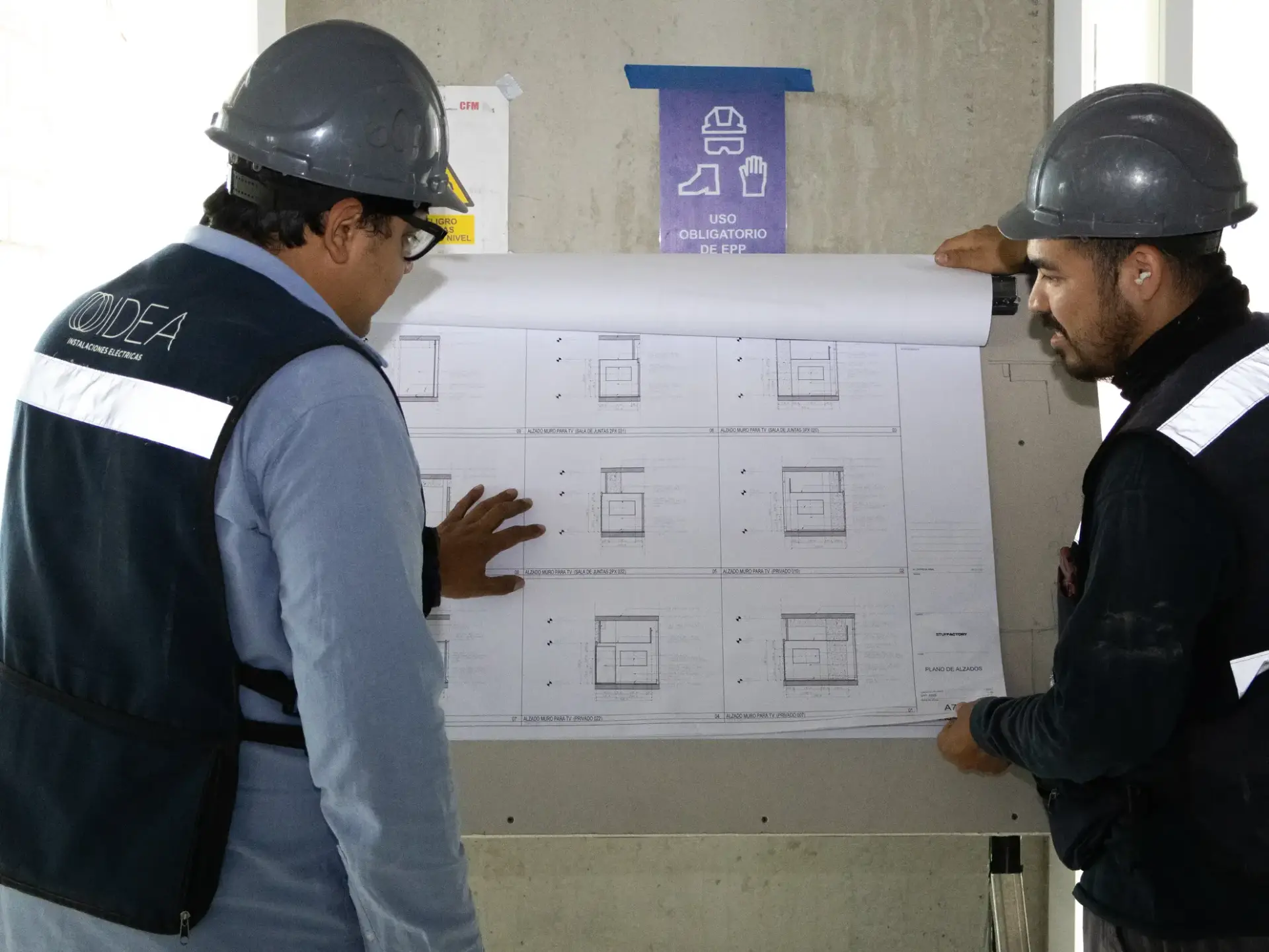 Equipo de IDEA revisando planos eléctricos en sitio