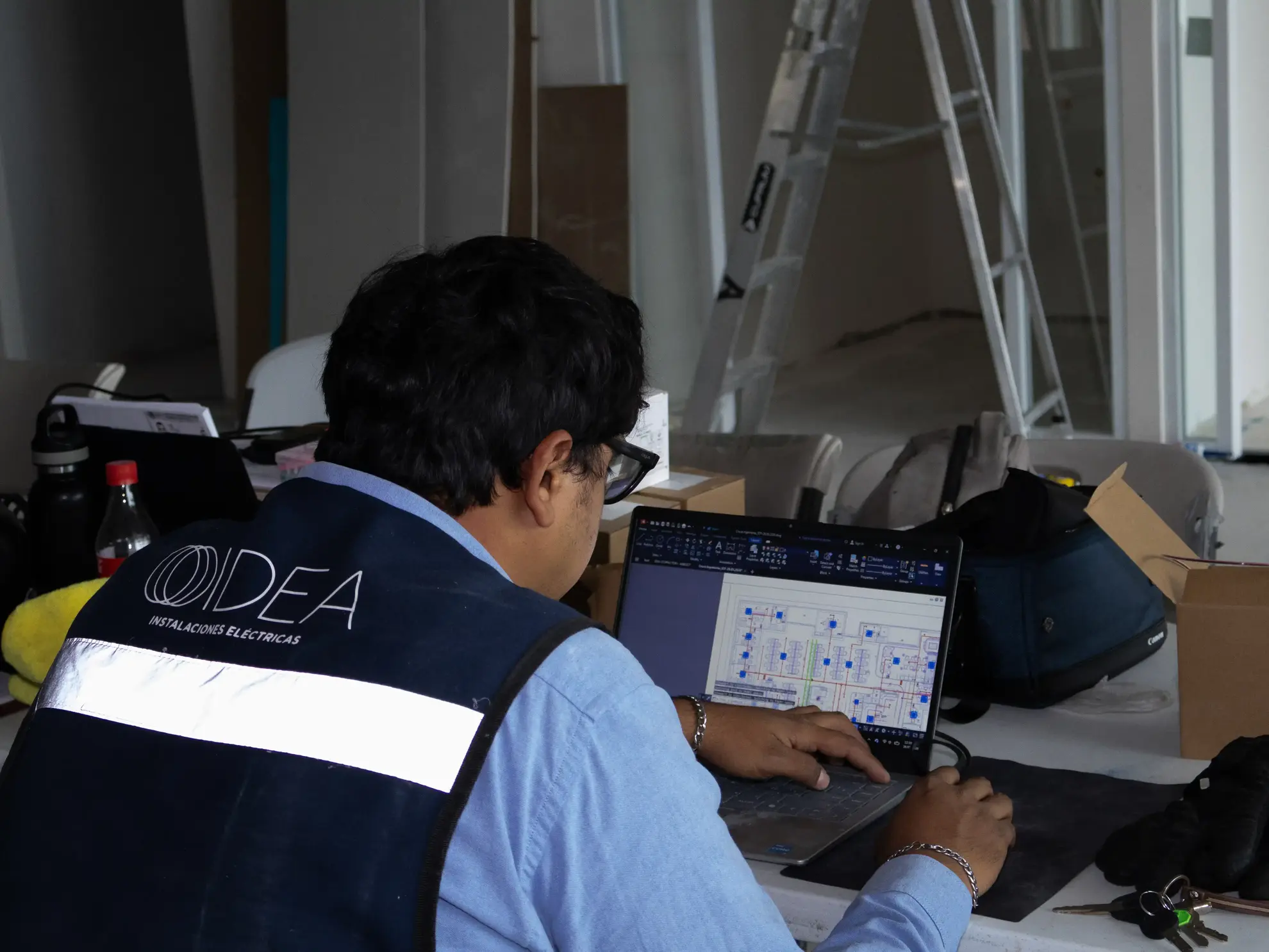 Ingeniero de IDEA revisando plano eléctrico en computadora