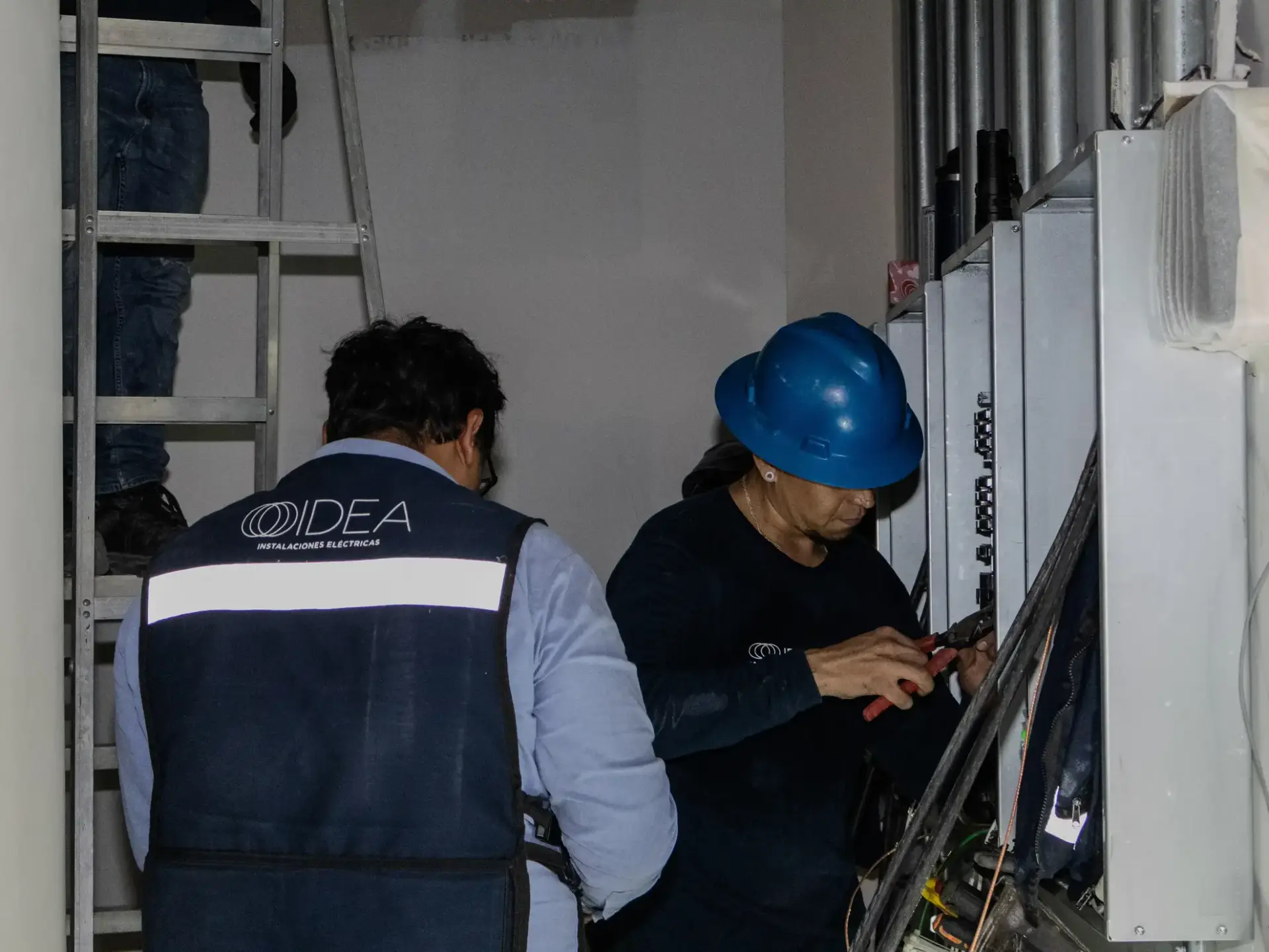 Equipo de IDEA trabajando en tablero eléctrico