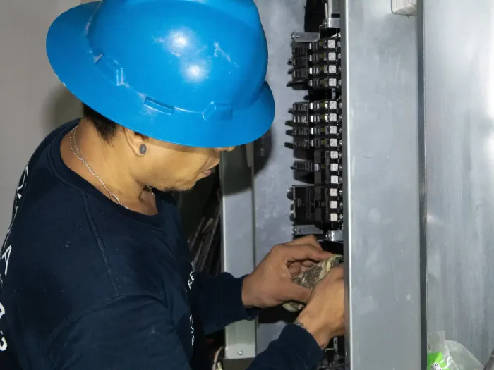 Técnico revisando tablero eléctrico residencial